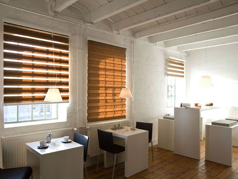 Wohnzimmer mit Jalousie